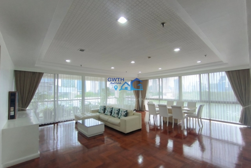 Pet friendly, Luxury condo near Lumphini Park